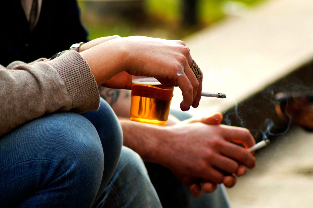 Λιγότερο αλκοόλ για επιτυχημένη διακοπή του καπνίσματος