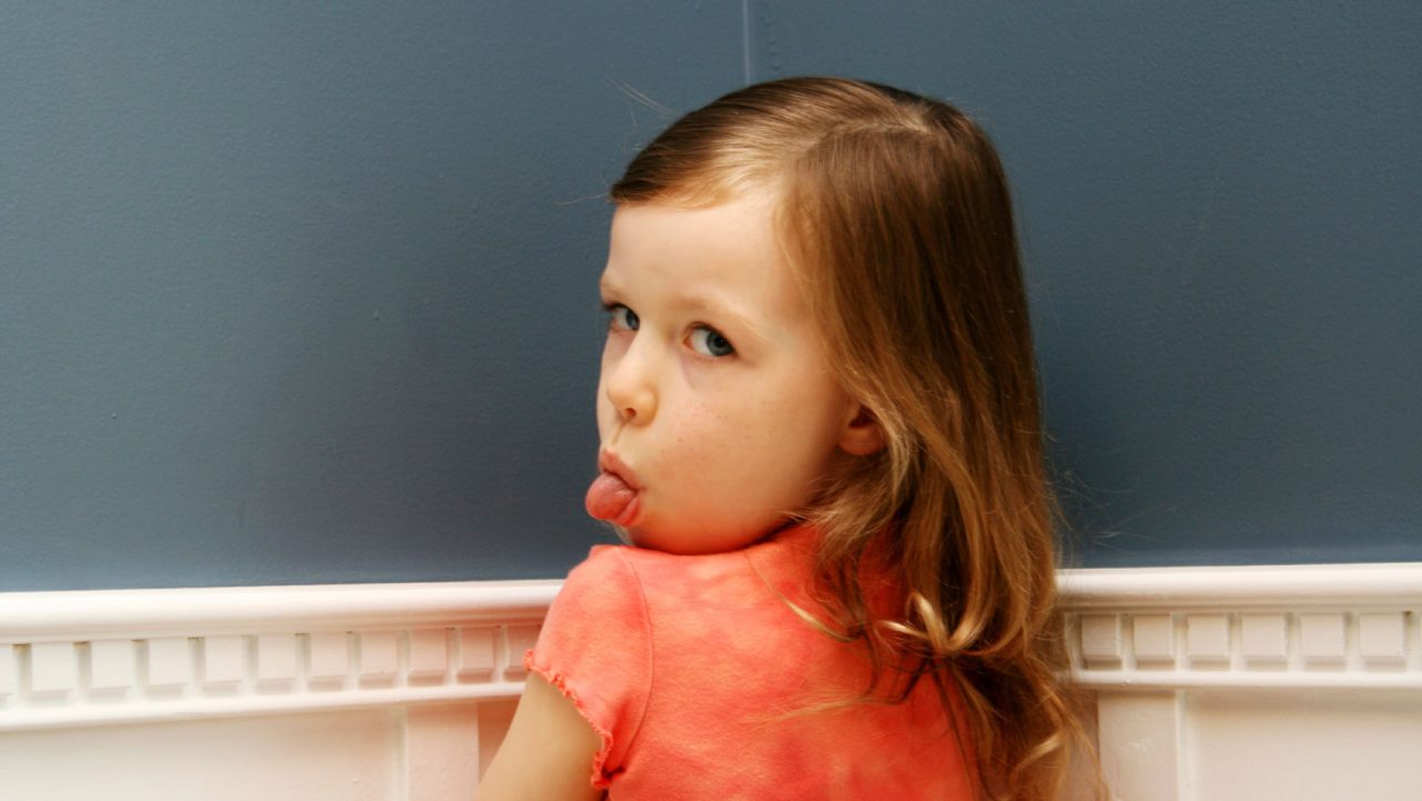 Τσιρίδες, κλωτσιές και οργή: Τέσσερις τρόποι να ηρεμήσουμε το θυμωμένο παιδί