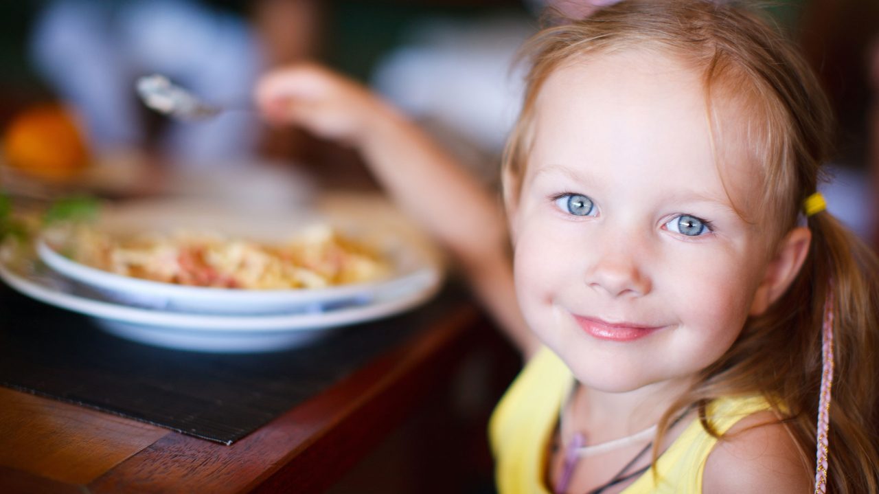 Δέκα τρόποι για να περιορίσετε το αλάτι στο φαγητό των παιδιών