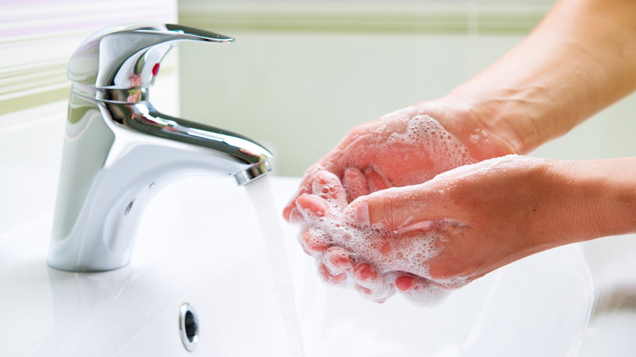Πλύσιμο των χεριών ή αντισηπτικό; Ποιο είναι το προτιμότερο για την πρόληψη του COVID-19;
