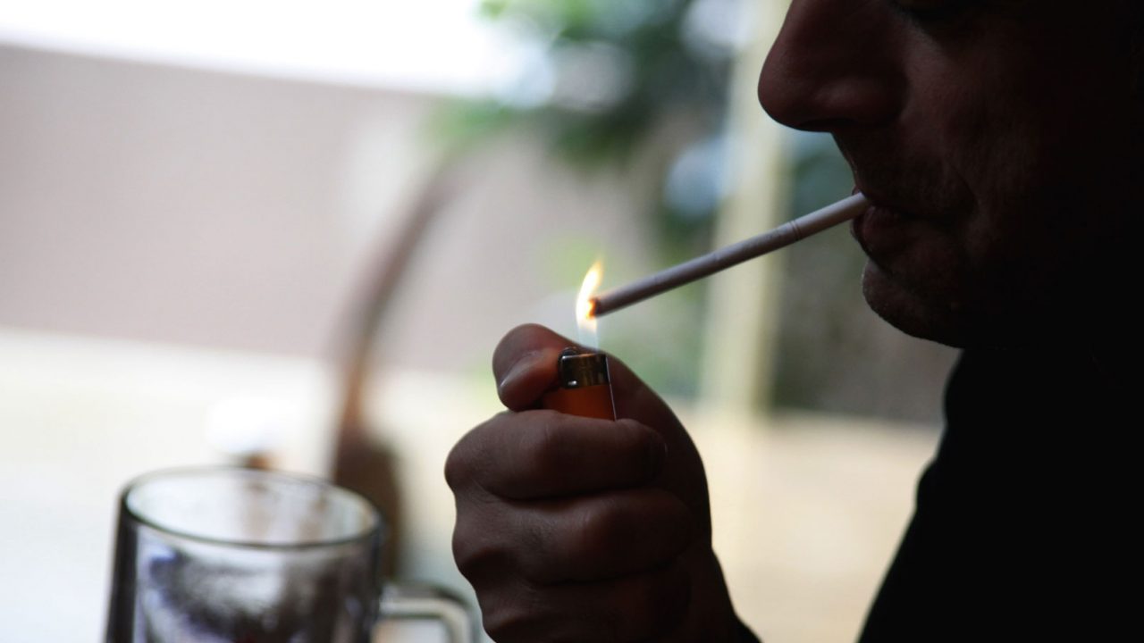 Στην Ελλάδα το κάπνισμα ζει και βασιλεύει