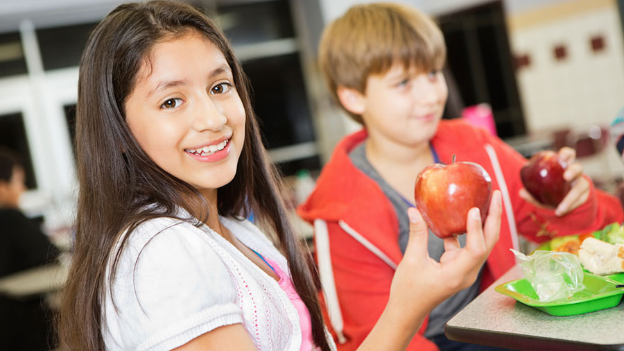 Επτά εύκολοι τρόποι για να μάθει το παιδί να τρώει φρούτα