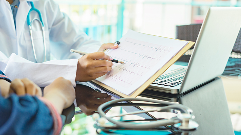 Συμβόλαιο υγείας: Τι προβλέπει για επεμβάσεις σε δημόσια νοσοκομεία