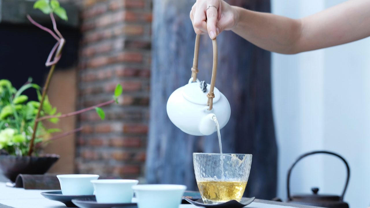 Να γιατί πρέπει να ρίξετε οπωσδήποτε ένα παγάκι στο καυτό τσάι πριν το πιείτε