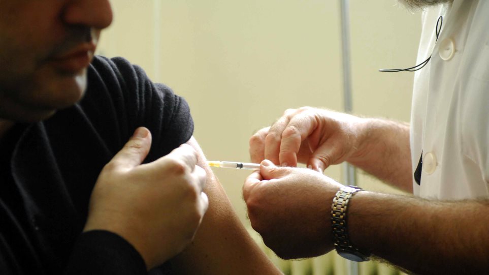 Γρίπη: Αντιγριπικό μέτωπο χτίζεται στο ΕΣΥ – Ρεκόρ 5ετιας στους εμβολιασμούς των επαγγελματιών υγείας