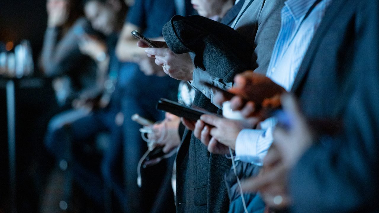 Kορωνοϊός: «Καθαρίστε σχολαστικά τα κινητά», προειδοποιεί ο Τσιόρδας