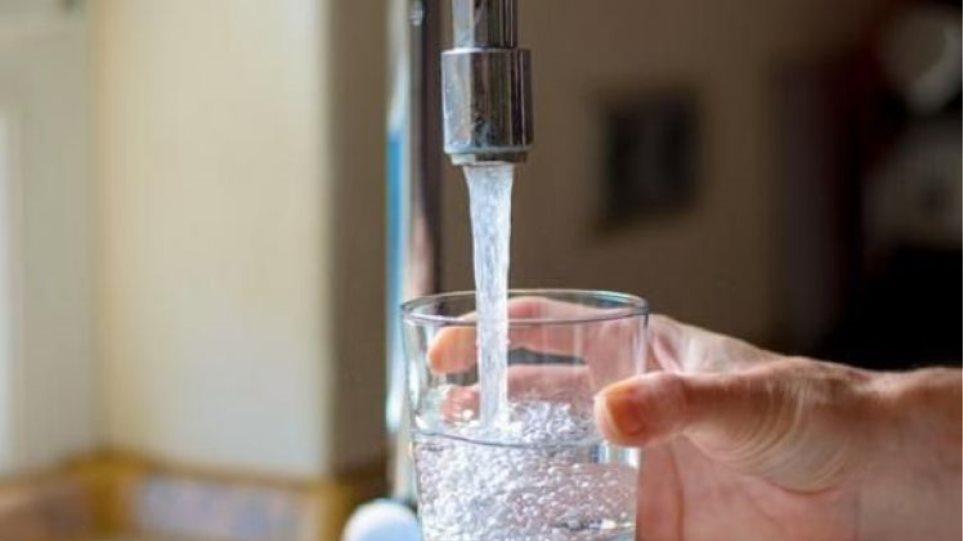 Υπουργείο Υγείας για κορωνοϊό: Χαμηλός ο κίνδυνος μόλυνσης με το πόσιμο νερό