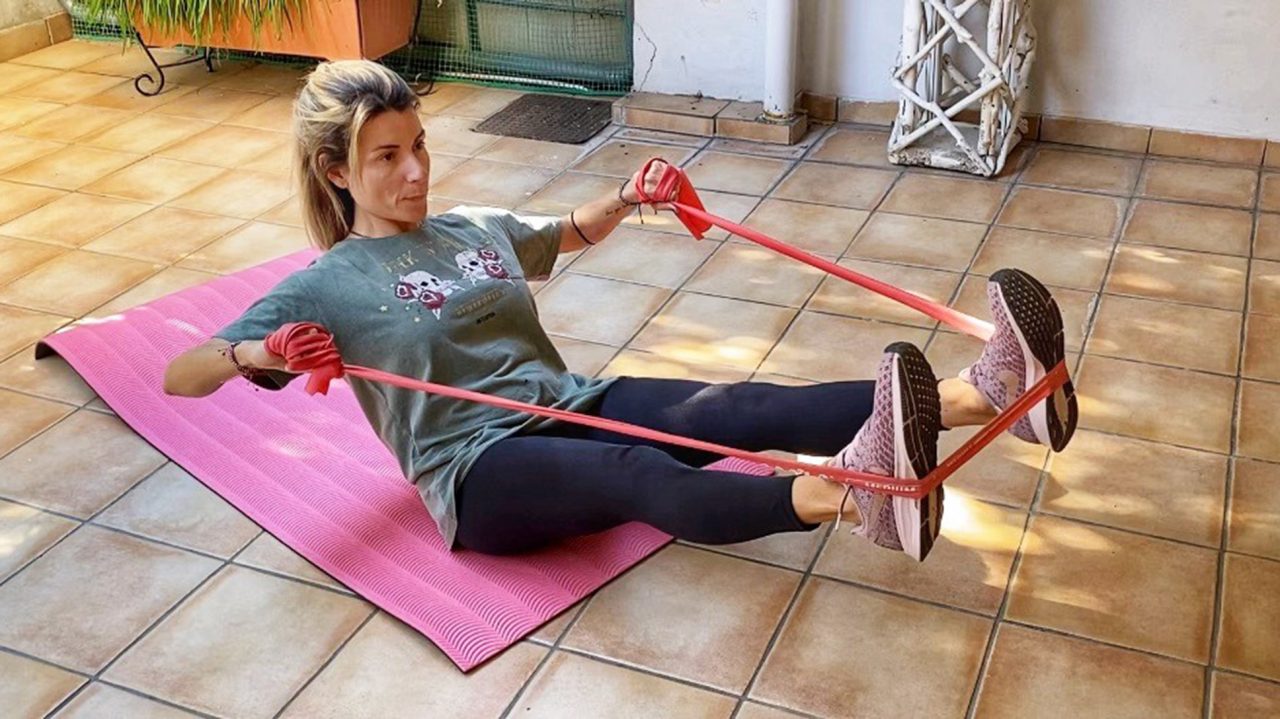 «Μένουμε fit στο σπίτι»: Απλές και σούπερ αποτελεσματικές ασκήσεις με λάστιχα