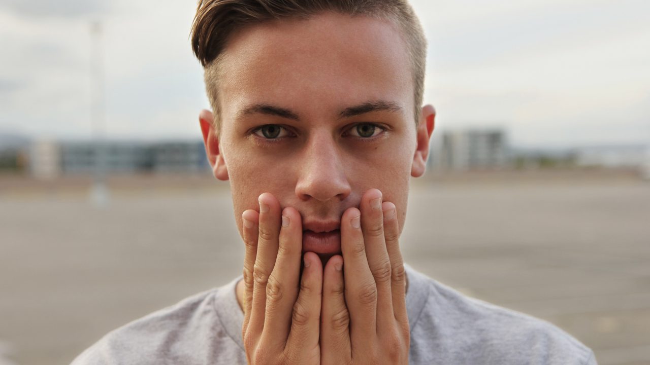 Κορωνοϊός: Πώς θα μάθουμε να μην αγγίζουμε το πρόσωπό μας – 5 top tips