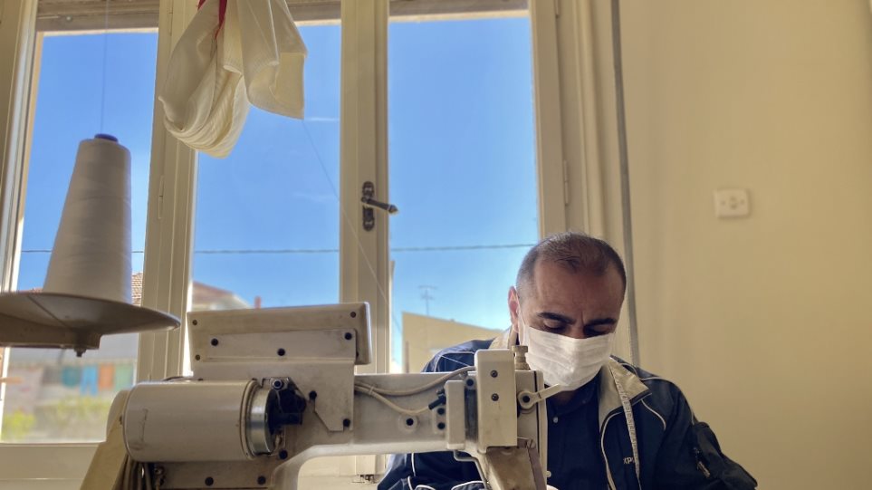 Κορωνοϊός – Τρίκαλα: Ο Ιρακινός ράφτης που φτιάχνει εθελοντικά μάσκες για πρόσφυγες και ντόπιους