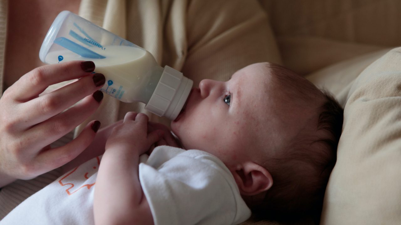 Τι να προσέχετε όταν ετοιμάζετε το γάλα του μωρού σε μπιμπερό