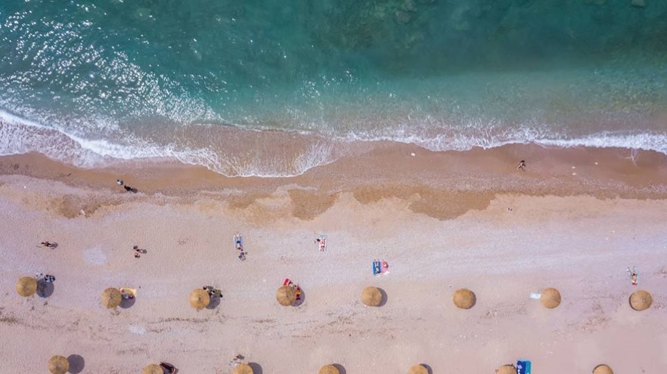 Κορωνοϊός: Έτσι θα είναι οι οργανωμένες παραλίες φέτος – Δείτε εικόνες από τη Γλυφάδα