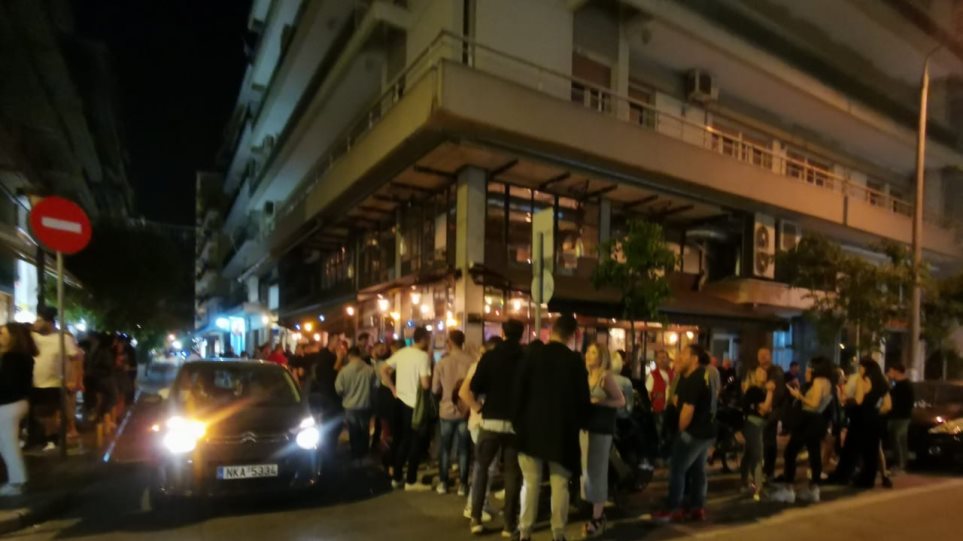 Θεσσαλονίκη: Η αστυνομία διέλυσε το πλήθος έξω από καταστήματα με «take away» ποτά