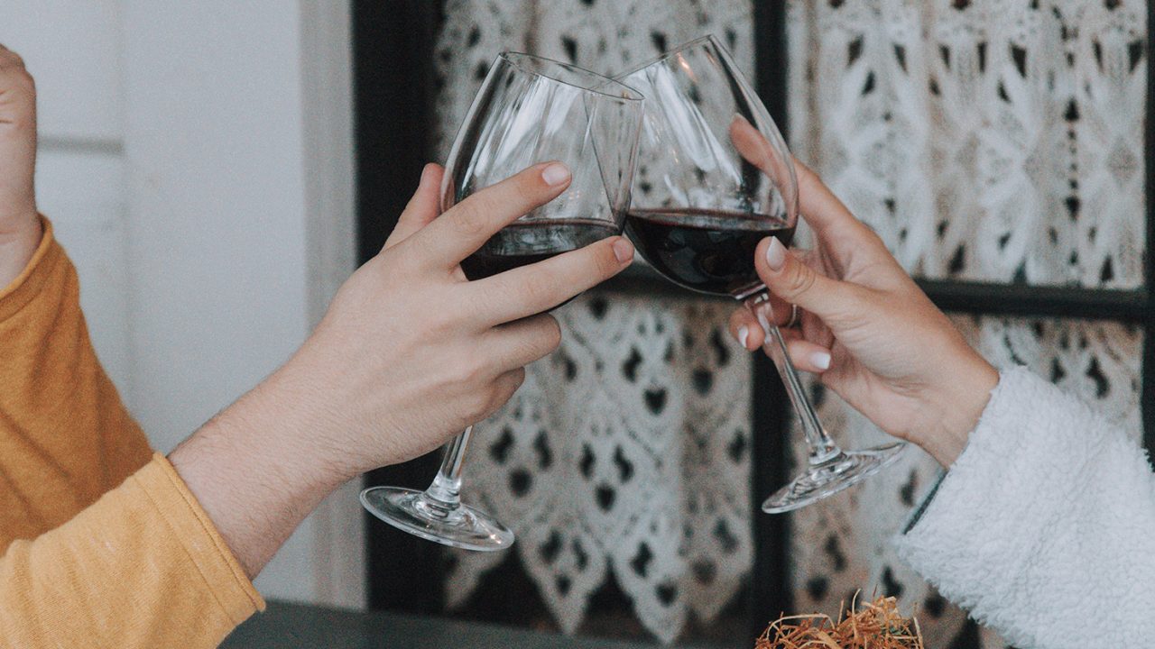 Πέντε tips για να μην λεκιάσει το κρασί τα δόντια σας