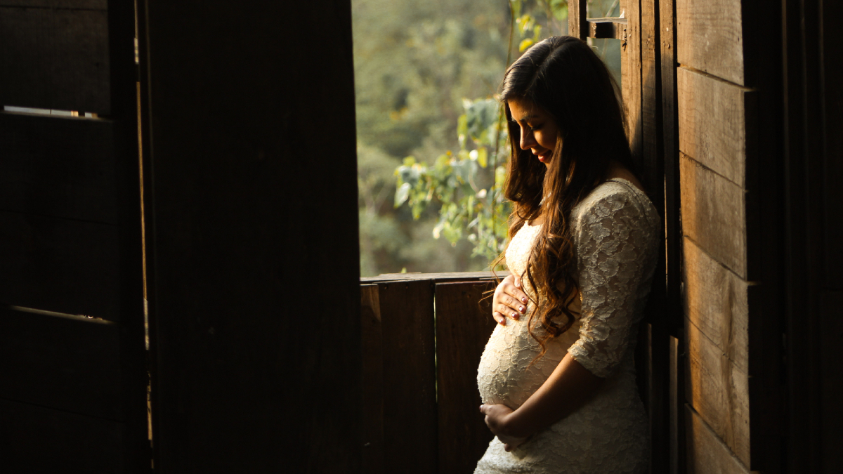 Εγκυμοσύνη: Όλες οι αλλαγές στο γυναικείο σώμα ανά τρίμηνο κύησης