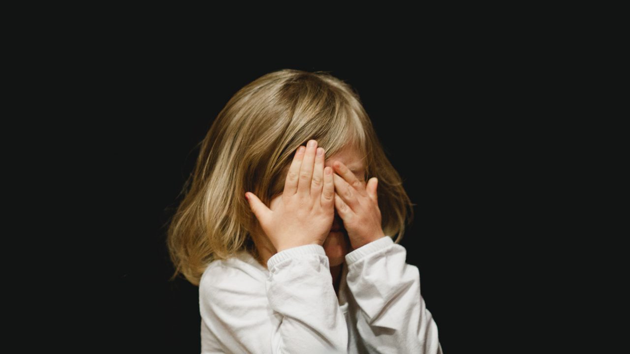 Συνεσταλμένο παιδί: Τέσσερις τρόποι ώστε η συστολή να μην του προκαλέσει προβλήματα