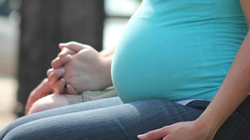 Νέα έρευνα για τις έγκυες: Πιθανό να μεταδώσουν τον κορωνοϊό στο μωρό τους