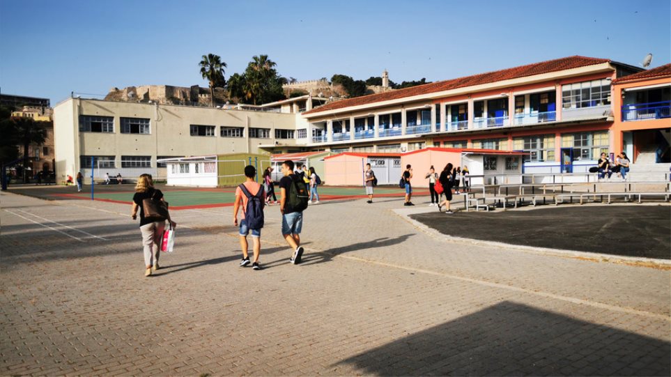 Κορωνοϊός – Σχολεία: Σκέψεις να ανοίξουν πρώτα τα δημοτικά και μετά τα Γυμνάσια – Λύκεια