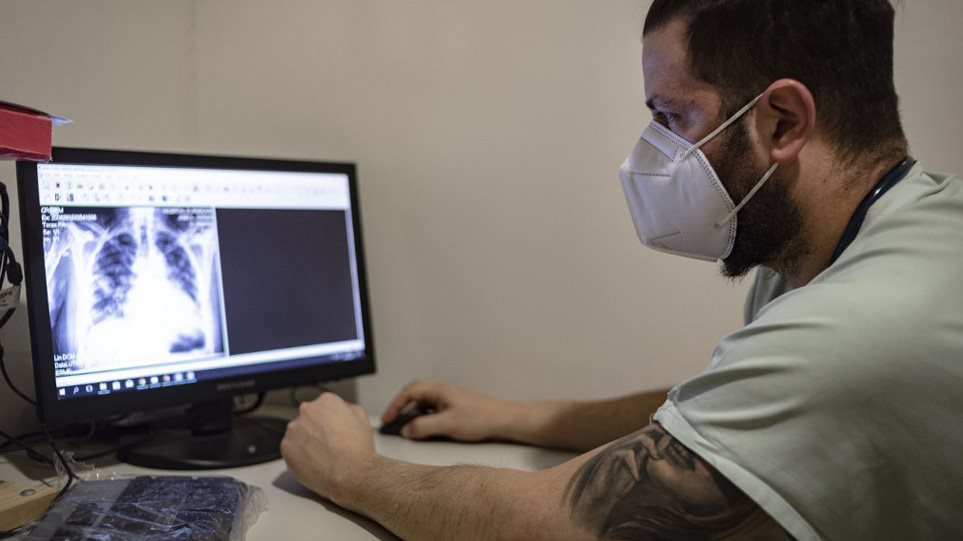 Κορωνοϊός: Ακτινογραφία-σοκ με τη ραγδαία επιδείνωση στους πνεύμονες 38χρονου ασθενή