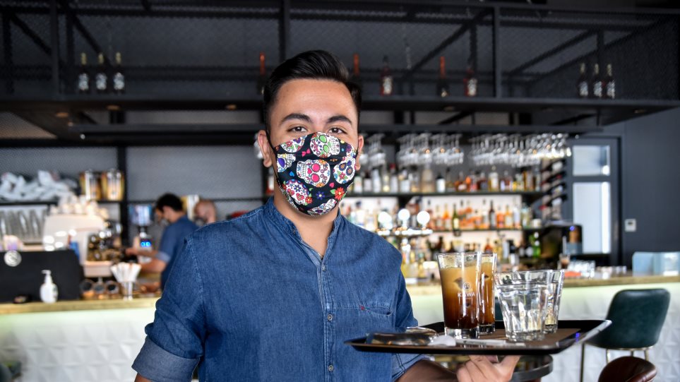 Υποχρεωτική χρήση μάσκας: Πώς θα την φοράμε σε καφέ, μπαρ και εστιατόρια