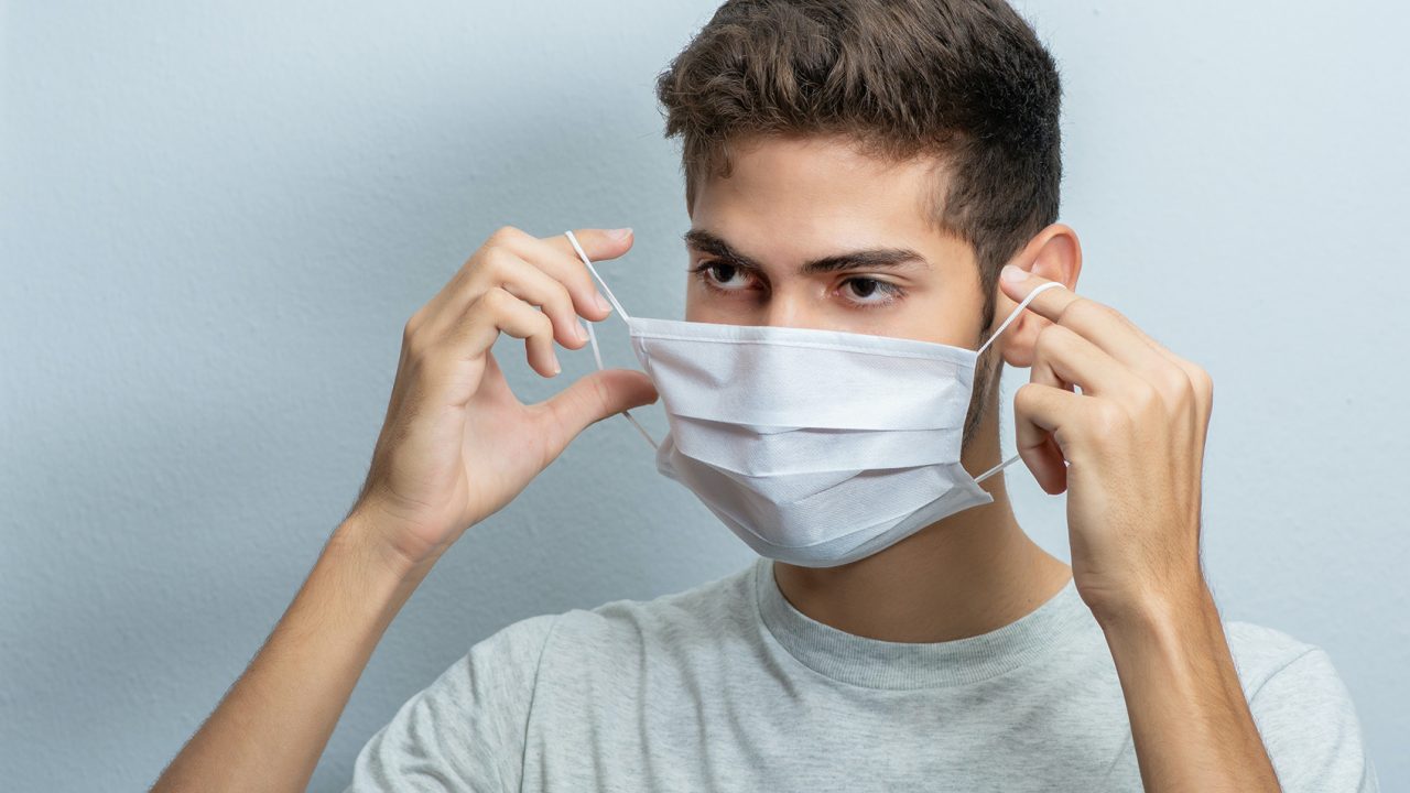 Κορωνοϊός – Μάσκα: Ποιο υλικό εγκλωβίζει καλύτερα τον ιό όταν βήχουμε