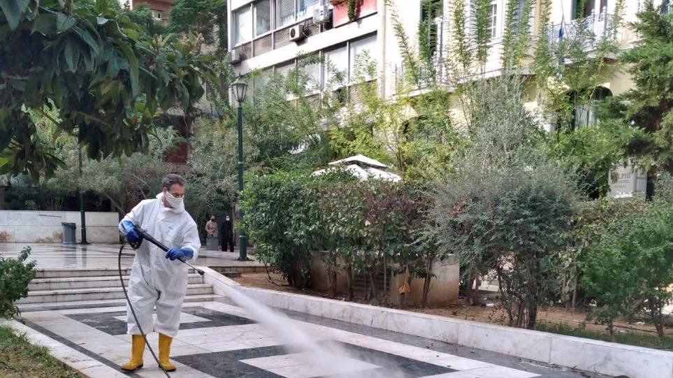 Δήμος Αθηναίων: Εντατικοποιούνται οι δράσεις καθαρισμού και απολύμανσης σε πολυσύχναστα σημεία