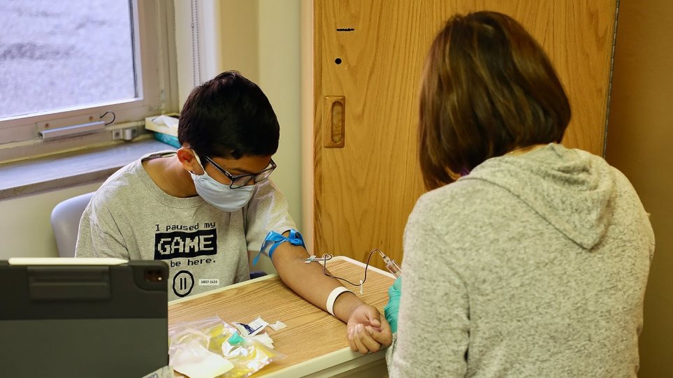Εμβόλιο για τον κορωνοϊό: Ο… δωδεκάχρονος εθελοντής στη μάχη κατά της Covid-19