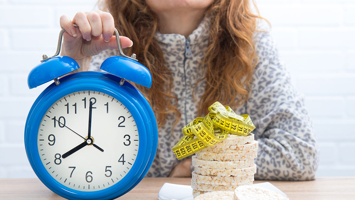 Φαγητό με το ρολόι: Πόσο μας αδυνατίζει η διαλειμματική νηστεία – Έρευνα απαντά