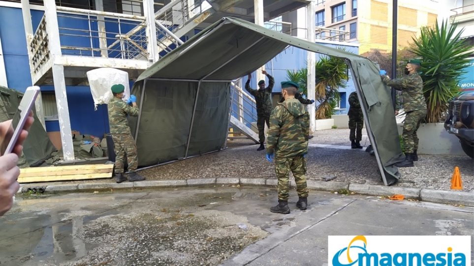 Βόλος: Ο στρατός έστησε σκηνές έξω από νοσοκομείο για ασθενείς με κορωνοϊό