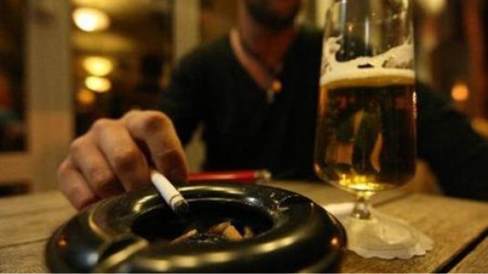 Οι καπνιστές κινδυνεύουν περισσότερο να εκδηλώσουν πιο πολλά και σοβαρά συμπτώματα κορωνοϊού