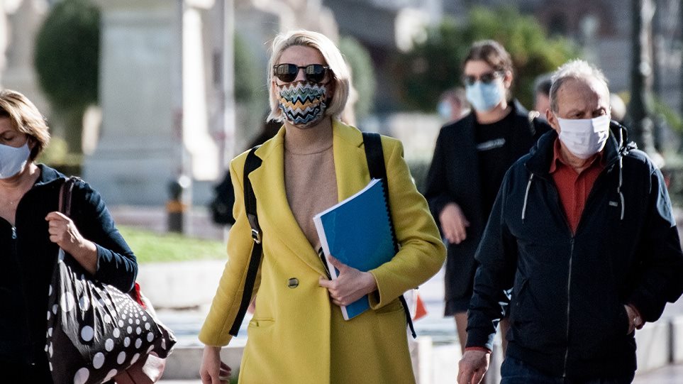 Κορωνοϊός: Πόσο περισσότερο μας προστατεύει η διπλή μάσκα