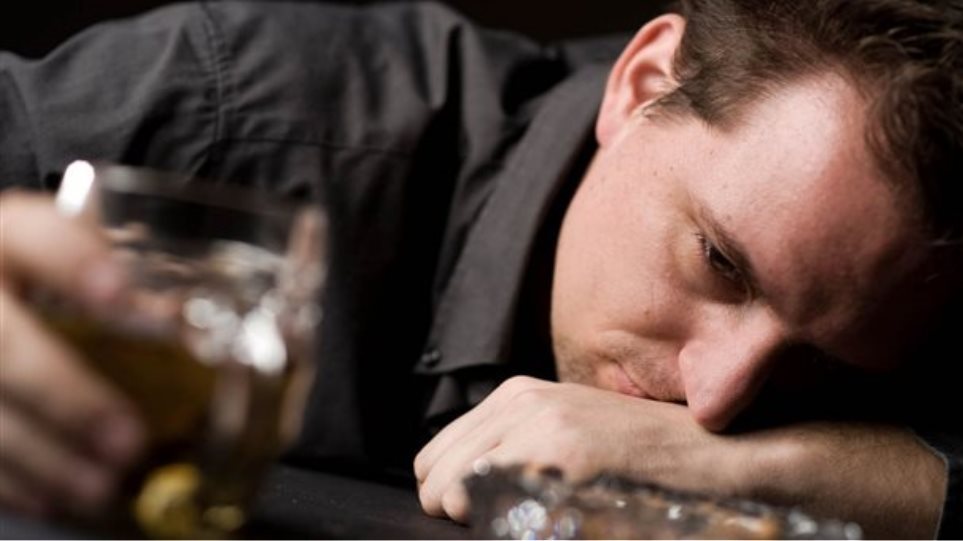 Η ανασφάλεια της πανδημίας αυξάνει την κατανάλωση αλκοόλ