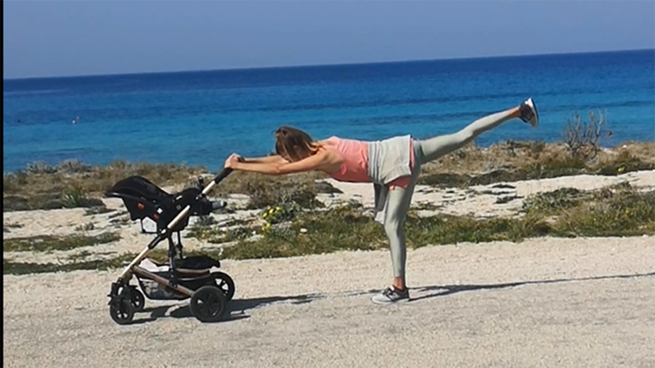 Γυμναστική παντού: Πέντε ασκήσεις που μπορείτε να κάνετε ενώ σπρώχνετε το καρότσι του μωρού