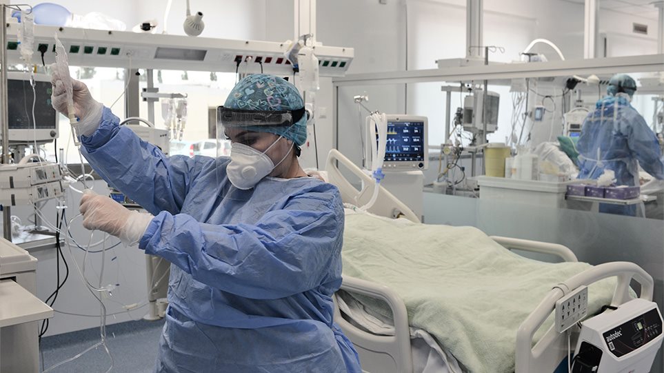 Κορωνοϊός: «Ασφυξία» στις ΜΕΘ, στα όριά τους τα νοσοκομεία – Πάνω από 400 οι διασωληνωμένοι