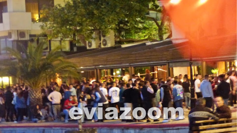 Κορωνοπάρτι στη Χαλκίδα: Πάνω από 500 άτομα έξω από μπαρ για take away ποτά