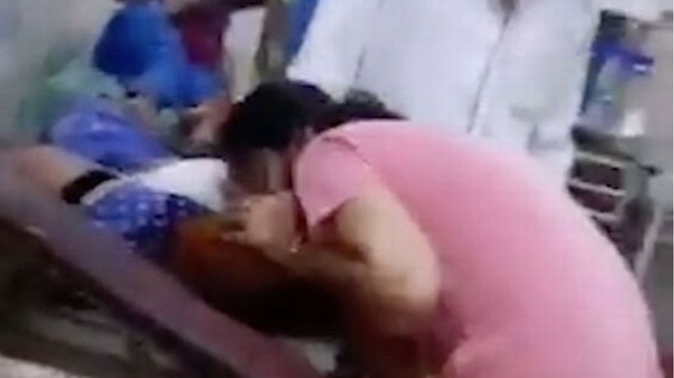 Κορωνοϊός – Βίντεο: Γυναίκα στην Ινδία επιχειρεί ανάνηψη στόμα με στόμα στη μητέρα της