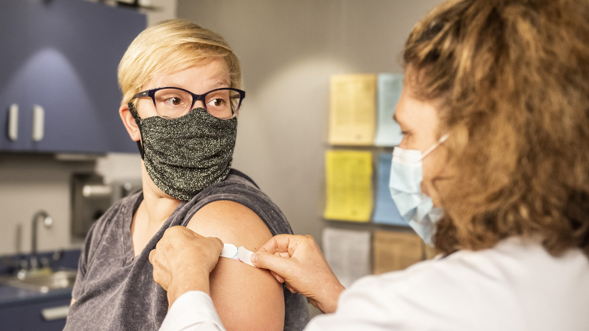 Κορωνοϊός – Πλήρως εμβολιασμένοι: Πόσο κινδυνεύουν να νοσήσουν ξανά με επίμονα συμπτώματα