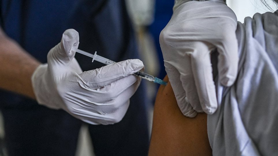 Σκουτέλης: Πολλαπλάσια τα οφέλη από τους κινδύνους για την χρήση του εμβολίου της AstraZeneca