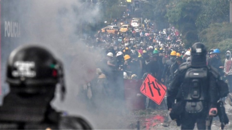 Πανδημία-Κολομβία: Η κυβέρνηση αποδίδει στις διαδηλώσεις τα τραγικά ρεκόρ θανάτων και κρουσμάτων