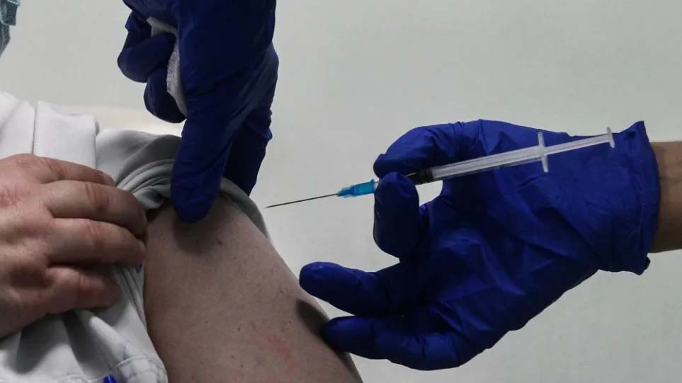 Τζανάκης: Ο εμβολιασμός μας γλίτωσε από 16.500 κρούσματα και 400 θανάτους