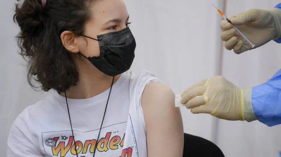 Εμβολιασμός Covid-19 ή Φυσική Νόσηση: Πότε κινδυνεύουν περισσότερο οι έφηβοι