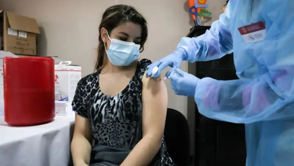 Πέτσας: Να μην αναβάλλονται τα ραντεβού για εμβολιασμό τον Αύγουστο