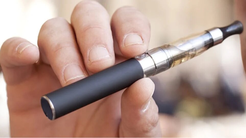 «Καμπανάκι» από ΠΟΥ για το ηλεκτρονικό τσιγάρο: Επικίνδυνες οι συσκευές εισπνοής νικοτίνης