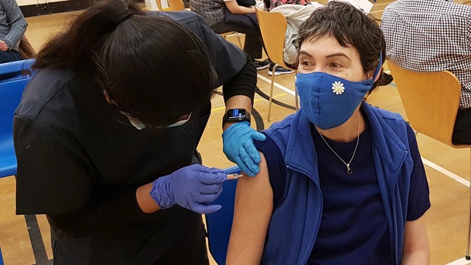Κορωνοϊός: Γιατί και πόσο νοσούν οι εμβολιασμένοι – Τρεις φορές μικρότερη η πιθανότητα να κολλήσει κάποιος μετά τις δύο δόσεις