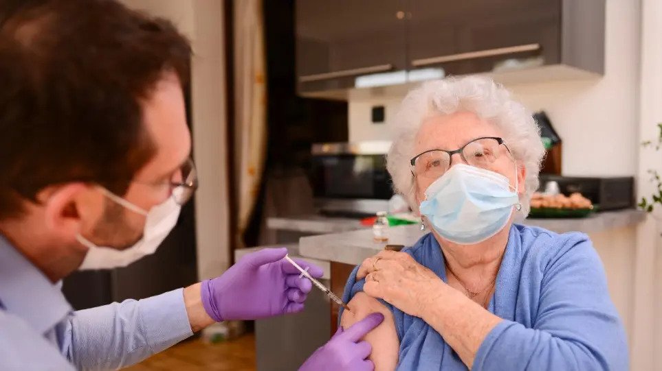 Πρόγραμμα εμβολιασμού κατ’ οίκον από τον Δήμο Αθηναίων για την προστασία του ευάλωτου πληθυσμού της πόλης