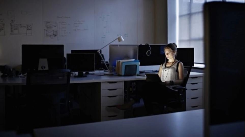 Έρευνα: Η νυχτερινή εργασία αυξάνει τον κίνδυνο καρδιακής αρρυθμίας, κυρίως στις γυναίκες