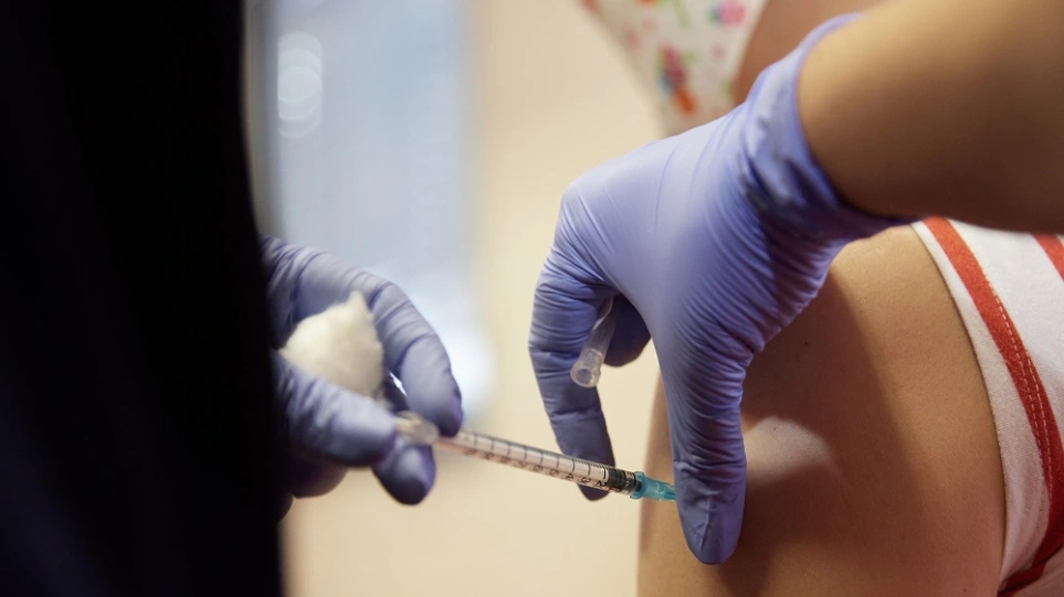 Κομισιόν: Χωρίς έγκριση του EMA, η ενισχυτική δόση εμβολίου για τον κορωνοϊό ενδέχεται να περικλείει νομικούς κινδύνους