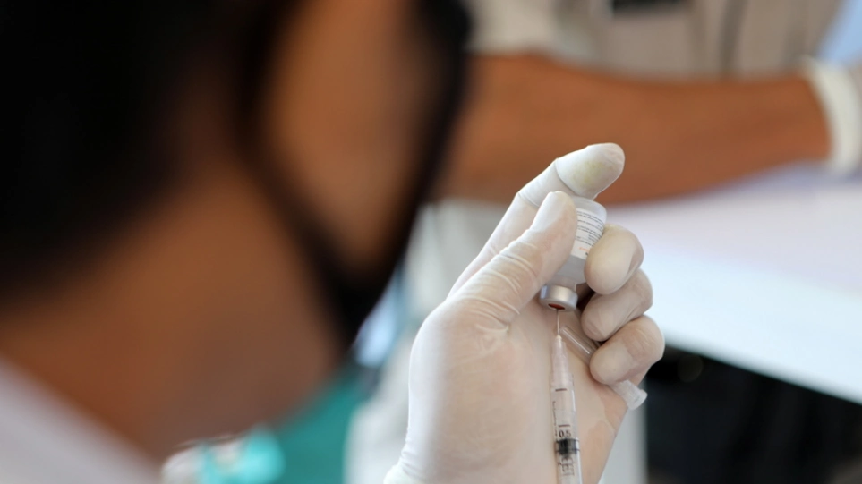 Διαθέσιμα το καλοκαίρι τα προσαρμοσμένα στην «Omicron» εμβόλια αναφέρει ο ΕΜΑ