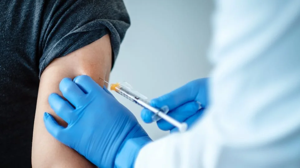 Κορωνοϊός: Πώς εξελίσσεται η ανοσία μετά τον εμβολιασμό – Πόσο διαρκούν τα αντισώματα