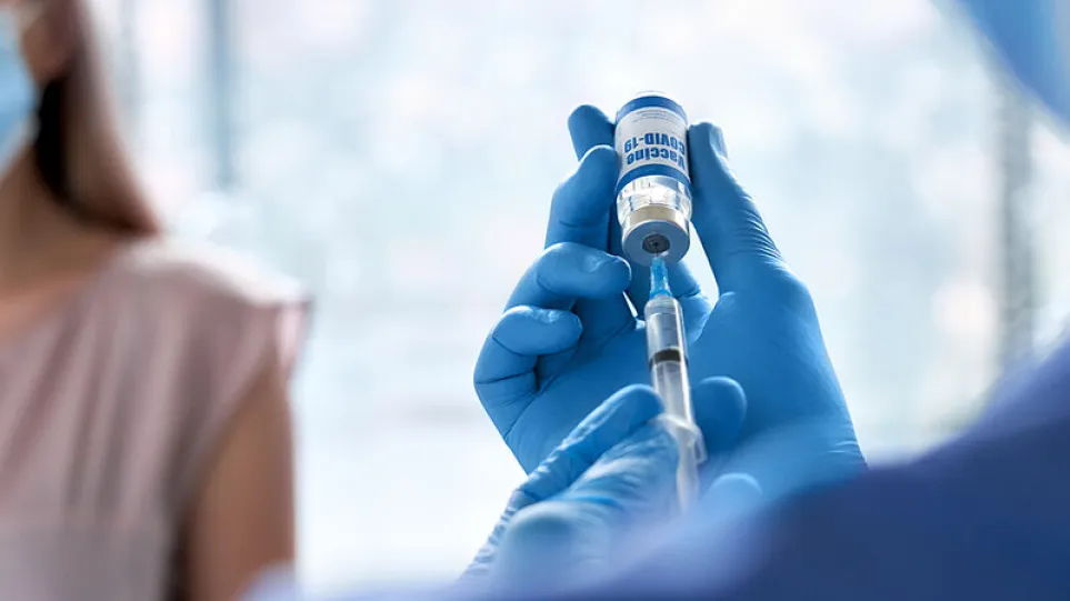 Pfizer – Moderna: Η προστασία των εμβολίων κατά του κορωνοϊού εξασθενεί με τον χρόνο